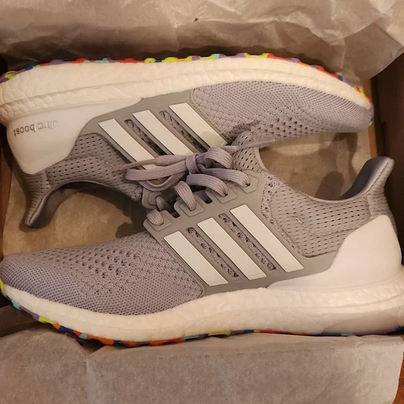 Adidas Ultra Boost Sneaker 🩶Kid 6.5 can fit Women 7.5 to 8🩶